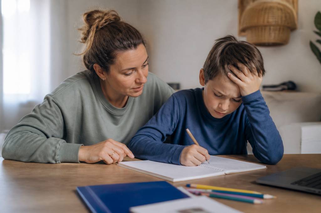 Comment accompagner un enfant en difficulté scolaire : conseils pour les parents