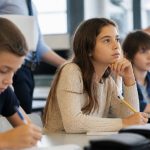 Pourquoi l’esprit critique est devenu une compétence essentielle : comment le développer à l’école