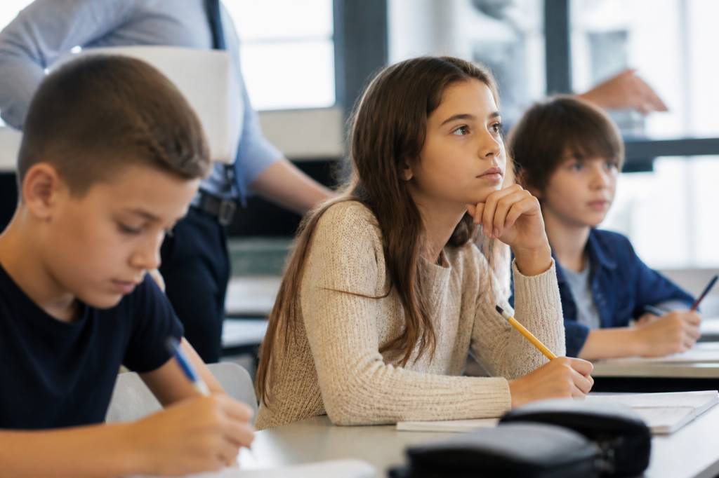 Pourquoi l’esprit critique est devenu une compétence essentielle : comment le développer à l’école